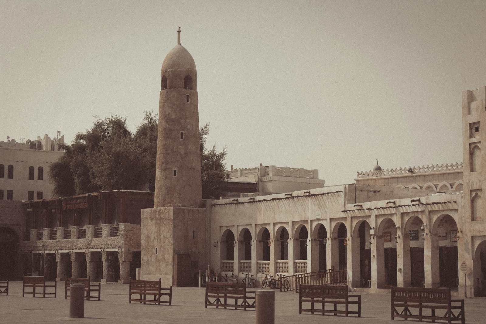 مبنى كبير بساعة في واجهته يطل على ساحة واسعة نهاراً